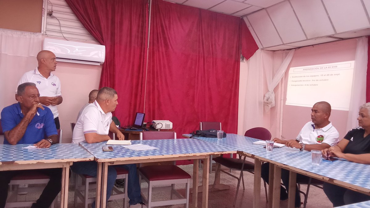CastroYann8597's tweet photo. Recorrido de la dirección de #InderCuba para asegurar la #65SNB, así como la evaluación de las condiciones del Julio Antonio Mella para enfrentar el propio día 4 de octubre partido inaugural frente a Ciego de Ávila.
#DeporteLasTunas
#DeportesParaTodos https://t.co/8GCGLNtlWt