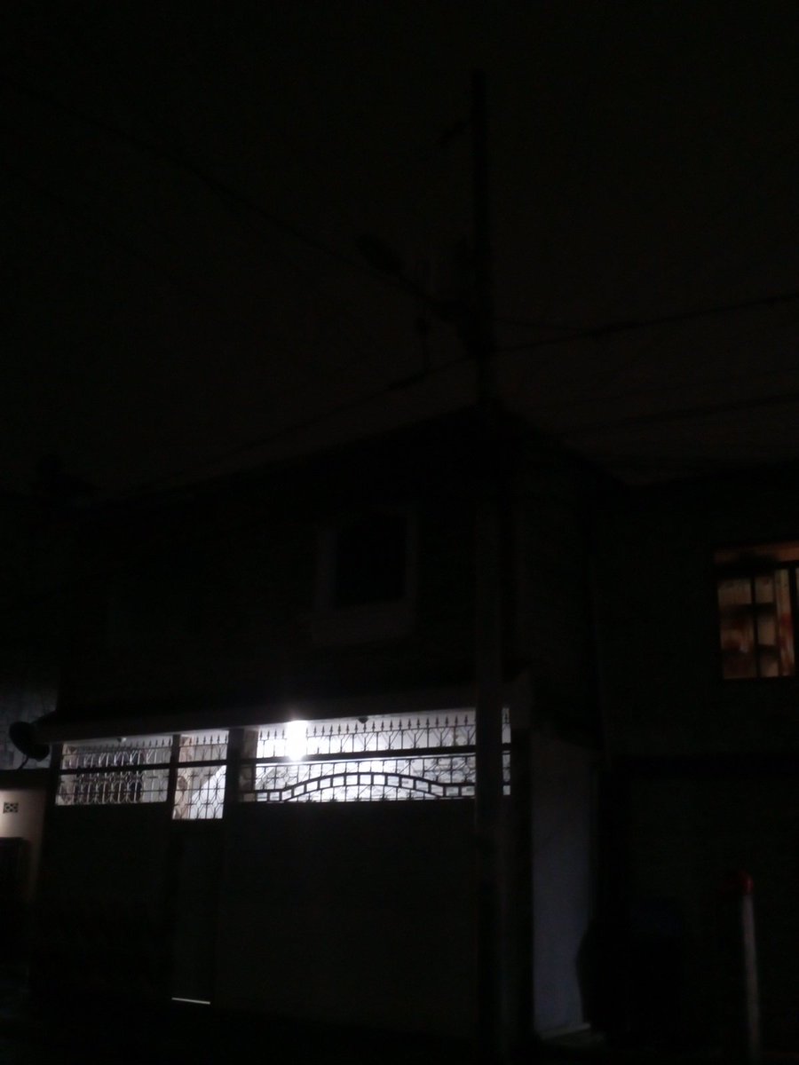 AnaCefla's tweet photo. AHI UNA LUMINARIA WUE PERMANECE APAGADA...# P140962..ISLA TRINITARIA COOPERATIVA POLO https://t.co/vadxppA3R6 W2.4 CUADRAS ENTRANDO POR EL PAI # 21.. https://t.co/3yvn6OjyeU