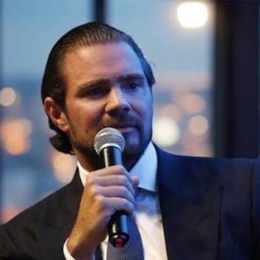 NewsLiberdade's tweet photo. 🚨URGENTE - Flávio Bolsonaro viajou em Jato de Daniel Vorcaro, o mesmo que Alexandre de Moraes foi filmado, diz Revista Piauí https://t.co/sUlTG7LfDk