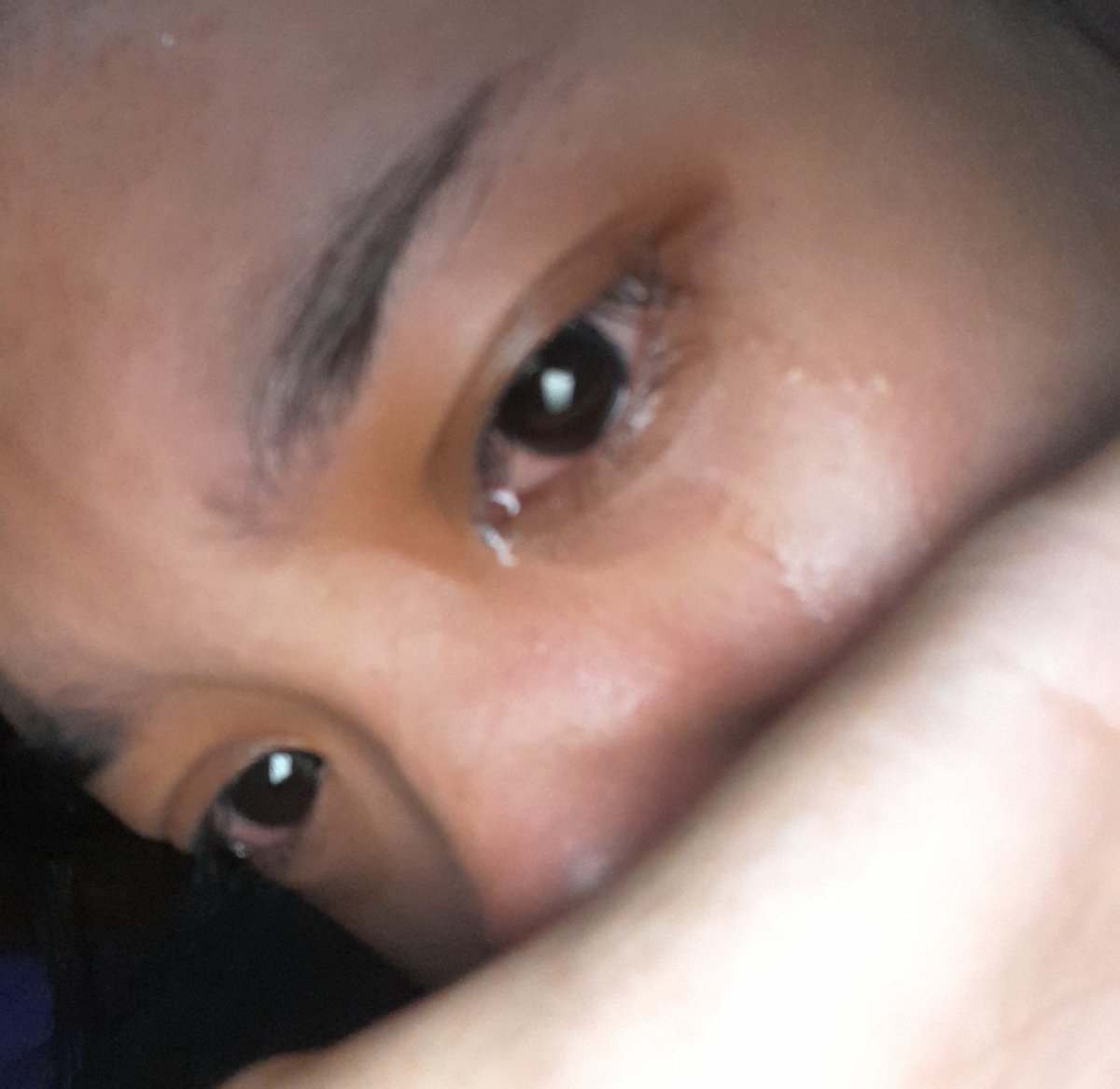 palungmarina's tweet photo. Barusan aku beli roti di pinggir jalan, terus ibu yg jual nanya “kuliah dimana?” mungkin karena aku pake kemeja kali ya jadi beliau nanya begitu.
aku jawab “saya kerja bu, belum kuliah..insyaallah tahun depan.”
trs beliau malah “lho kenapa ga kuliah? anak saya tuh lagi kuliah di- https://t.co/qOH5F54Z6y