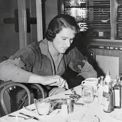 PetronellaWyatt's tweet photo. Errol Flynn taking a lunch break on the set of “The Adventures of Robin Hood” (1937). https://t.co/GKwkFGsvSw