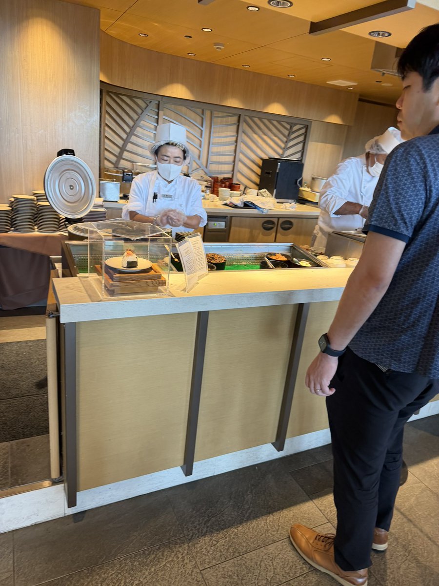 nennetan1's tweet photo. 国内のウェスティン都ホテル京都の朝ごはんは本当に1.2位を争うぐらい良かった！
おにぎり握ってくれるのが最高で高得点🍙
海外ではこれはまずないからね！

それと、大浴場のお風呂も良かった👍
ミストサウナも良きでした❣️

クラブラウンジはお酒は充実してるけど料理は少なめ！それが少しだけ残念😢

お部屋はシルバーウィークなのにジュニアスウィートにアップグレードしてもらえて良かったです❣️
ここはリピ確😍
#ウェスティン都ホテル京都