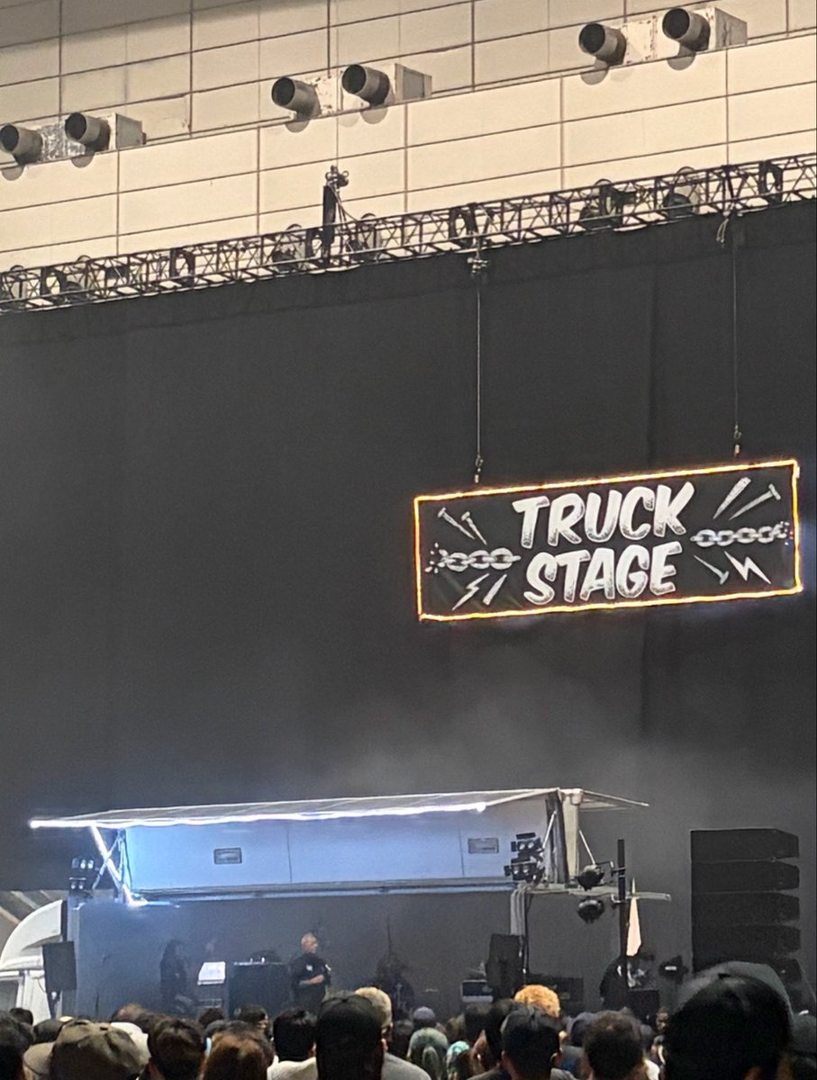 ksno46's tweet photo. ZASSOの余韻も冷める事なくO.Aからタイテ通り初めて聴くバンドもいる中、休む間もなく遊んでDJブースは間近でサンちゃん拝めて途中抜けからの2日続けてbrahmanで最高だった〜！！
過去一の疲労でクタクタだけどアングラバンドを凝縮した唯一無二のフロアを作ってくれたSHADOWSありがとう！
#超PMAM https://t.co/67UJ6jD5CO