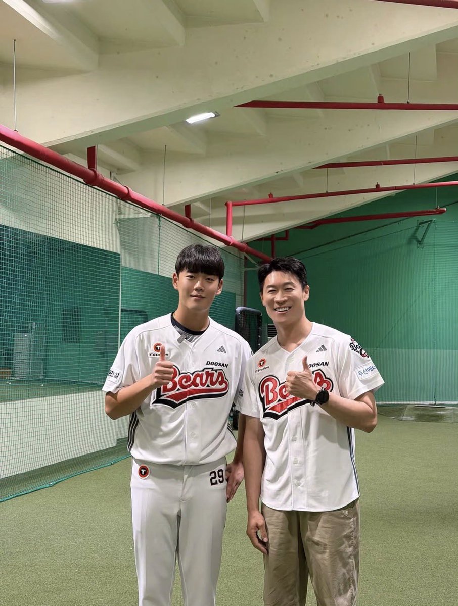 page29_'s tweet photo. 진선규 배우님 시구지도 병헌이가 했대 ~ !!
엄청똥개같고귀엽게생겼네 https://t.co/16kn7utpXI