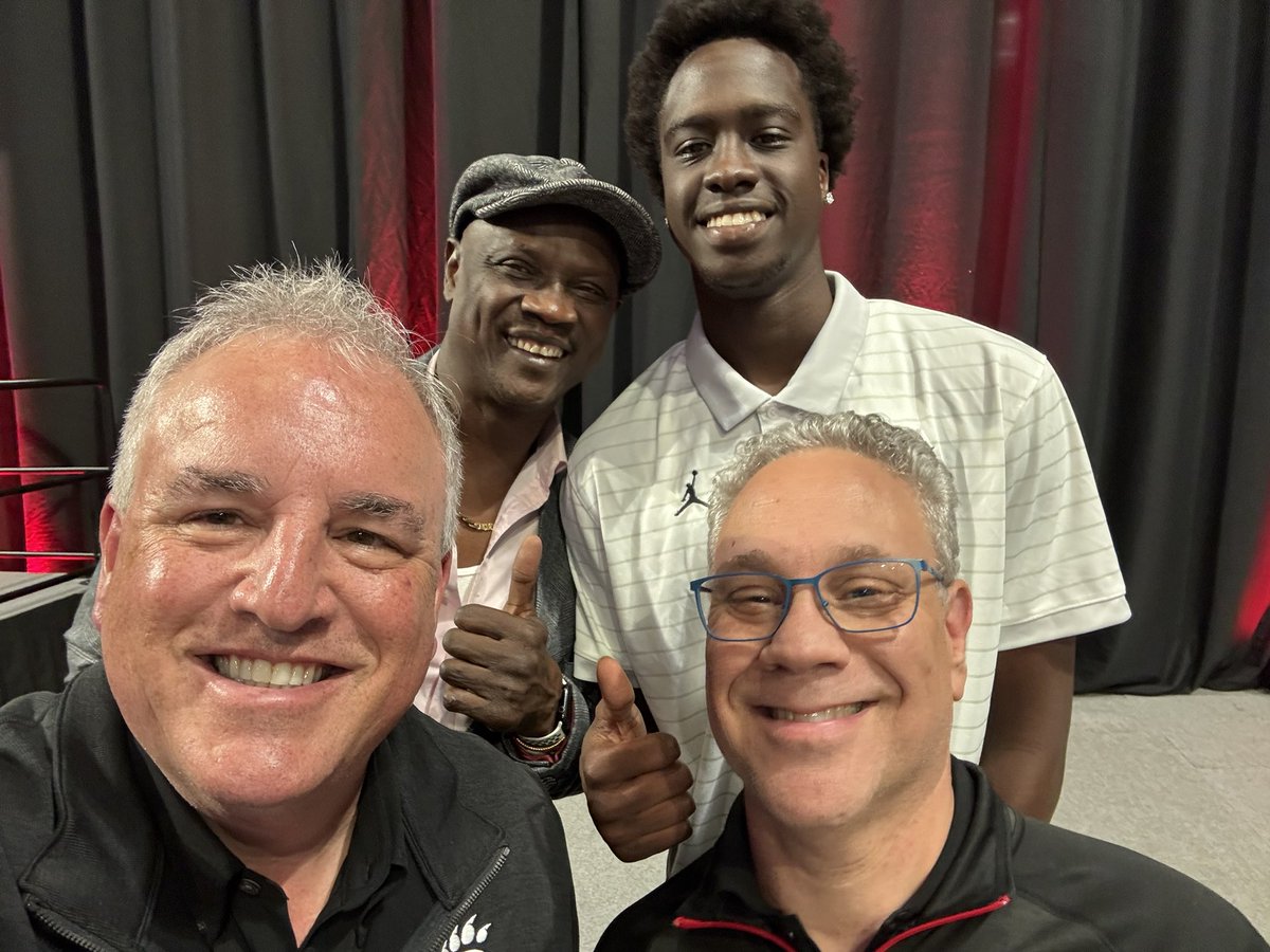 cincygreghoodin's tweet photo. @GoBearcatsMBB @gobearcats #TipOffDinner #BearcatFamily LETS GO #BEARCATS ‘cause , you know . We’re #BearcatsForLife https://t.co/qCWbcieXSc