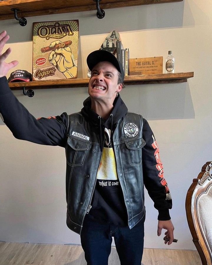 synmetaleiro's tweet photo. queria namorar um homem engraçadinho: nick folio https://t.co/LJ5K5R72k3