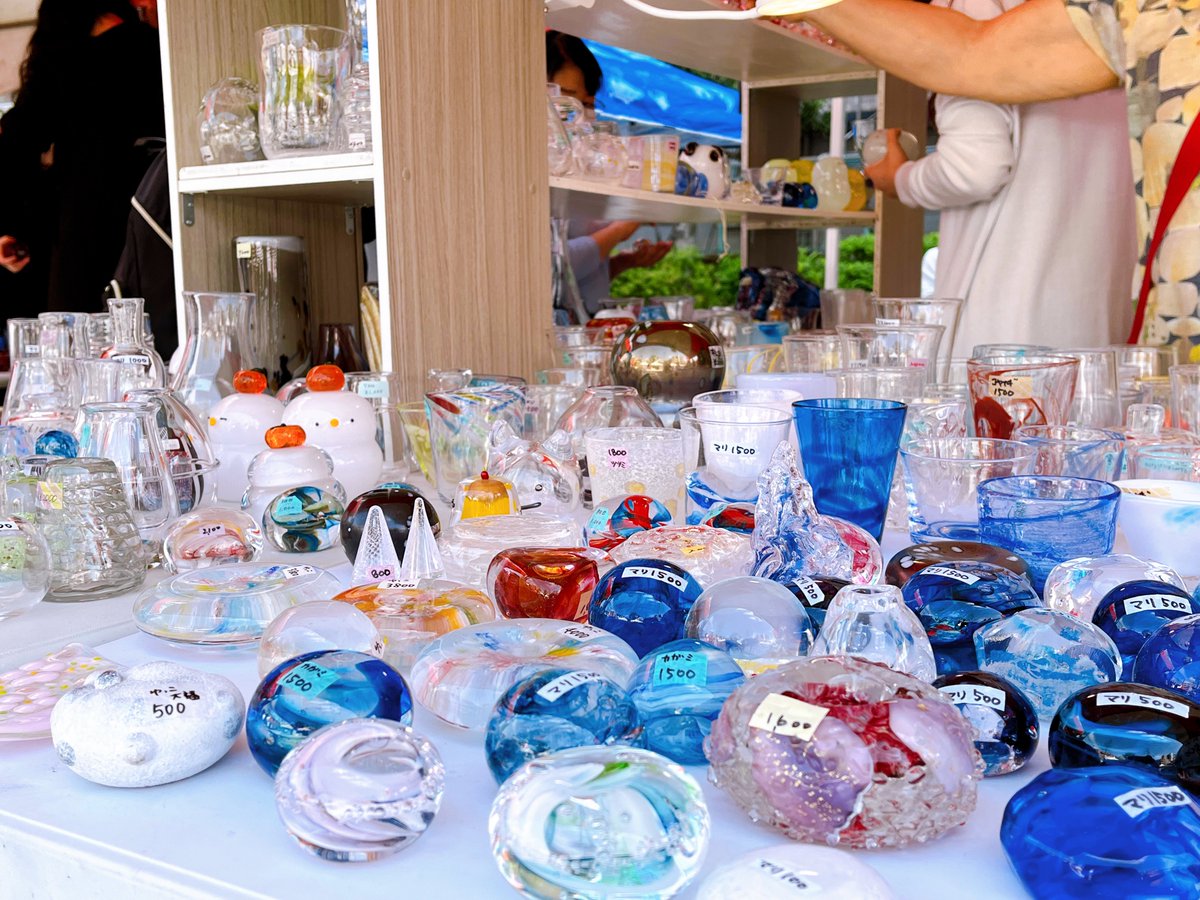 sumida_glass_'s tweet photo. 🍂秋のすみだガラス市　出展ブース紹介🍂
⚫︎横浜あおばガラス工房(玉田ガラス)⚫︎
横浜市青葉区の閑静な住宅街の中にある吹きガラス工房。大ベテランから初心者までのスタッフ&amp;講座生による、発想豊かで個性的な作品や、試作品や注文品のB品などが勢揃い‼️
お得なお値段で購入出来る機会です。 https://t.co/4vBlmhwtBw