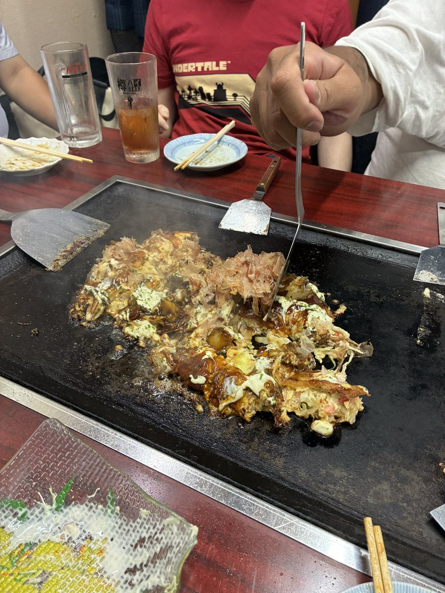 REGmizuho's tweet photo. お好み焼きの切り方で辱めを受けましたが美味しかったので問題なし
串カツ、たこ焼きは撮るの忘れたけど味は覚えた https://t.co/evmhuIbYF2