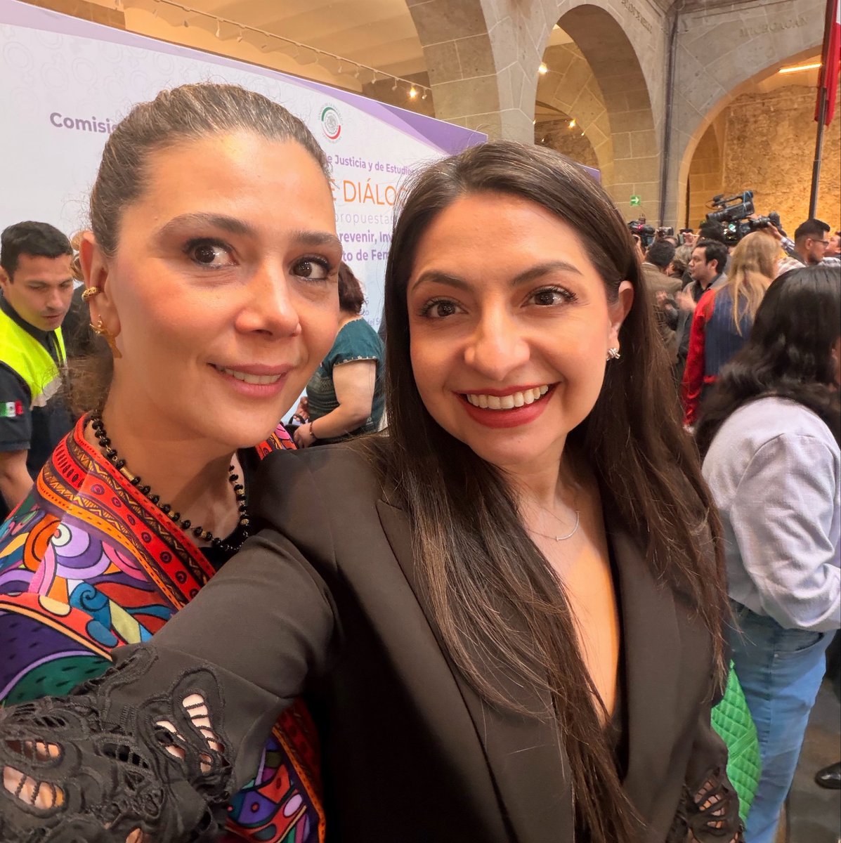 dianavlzs's tweet photo. Es cierto eso de que “las mujeres que luchan, se encuentran”

Aquí con Eleonora Betancur  representante de @ONUMujeresMX, Lourdes Colinas, Oficial Nacional de Programas en ONU Mujeres, Ana Chiquete, Senadora por el Estado de Sinaloa y mi querida Paz López, ex representante de ONU Mujeres y gran referente en la materia.

💜✨🙌🏼