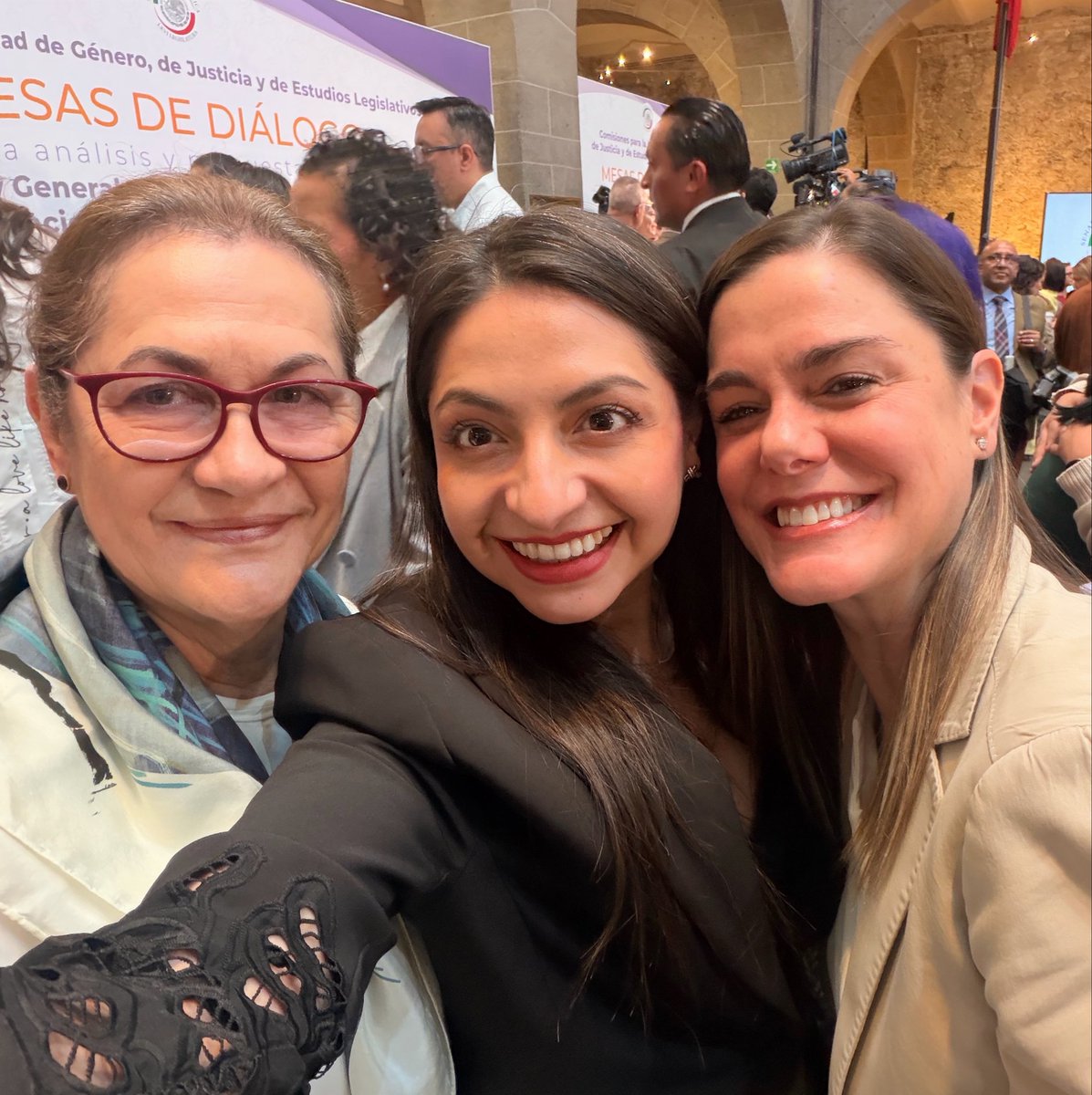 dianavlzs's tweet photo. Es cierto eso de que “las mujeres que luchan, se encuentran”

Aquí con Eleonora Betancur  representante de @ONUMujeresMX, Lourdes Colinas, Oficial Nacional de Programas en ONU Mujeres, Ana Chiquete, Senadora por el Estado de Sinaloa y mi querida Paz López, ex representante de ONU Mujeres y gran referente en la materia.

💜✨🙌🏼