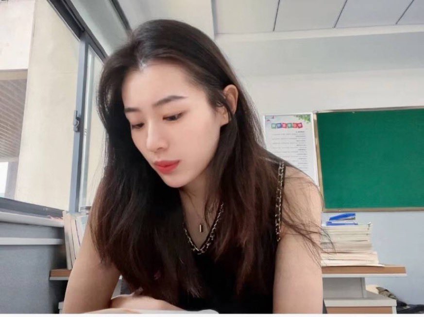 amy10ys7's tweet photo. 90后体制内老师，未婚，这是我第一次翻墙在x分享自己正面自拍会有人欣赏吗？

有刚翻墙出来的朋友吗？交个朋友  是本人！不是别人哈！

#老师  #交友 https://t.co/gm9OEY56fc