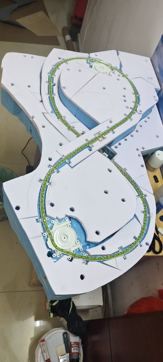 BelleEfn's tweet photo. @yutaktik The cars are running thanks to the Magnorail Expert Vehicle Starter Kit. It uses an under‑table hidden chain drive to move miniature vehicles around my layout. https://t.co/rM9oaiRF1m