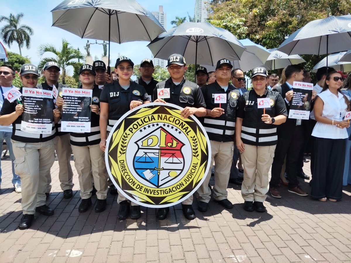 policiadepanama's tweet photo. Como parte de la campaña de concienciación y prevención #YaNoMásExplotaciónSexual, nuestras unidades de la #DIJ participaron en una cadena humana organizada por el Ministerio Público a través de CONAPREDES, en el Parque Porras. #DiosYPatria https://t.co/jKBPG5ueSt