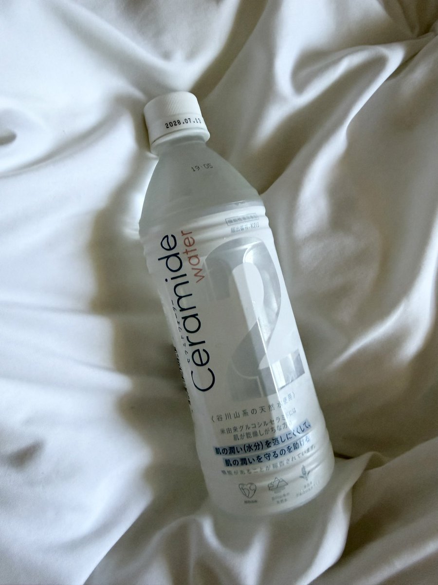 skysky_ca's tweet photo. フライトの時必ず持って行く2Water Ceramide🥤セラミドだけじゃなくてシリカやミネラルも含まれてて本当に肌が乾燥しなくなった。お水だから青汁を2Waterで割ることも。冷蔵庫に沢山ストックしてる程大好きなお水。毎日飲むものだからこそ美容にも繋がるって嬉しいし、こだわりたい。#2water #pr https://t.co/3ebwPVegPy