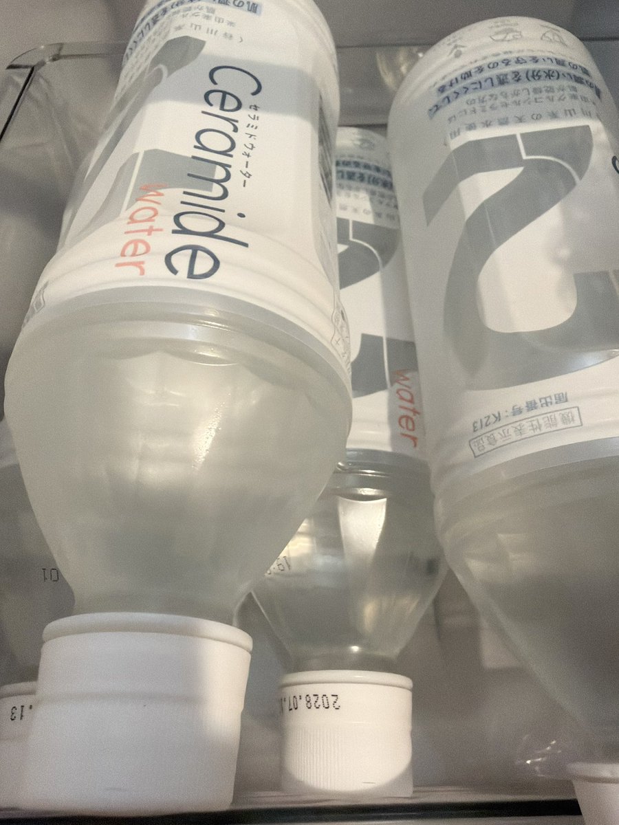 skysky_ca's tweet photo. フライトの時必ず持って行く2Water Ceramide🥤セラミドだけじゃなくてシリカやミネラルも含まれてて本当に肌が乾燥しなくなった。お水だから青汁を2Waterで割ることも。冷蔵庫に沢山ストックしてる程大好きなお水。毎日飲むものだからこそ美容にも繋がるって嬉しいし、こだわりたい。#2water #pr https://t.co/3ebwPVegPy