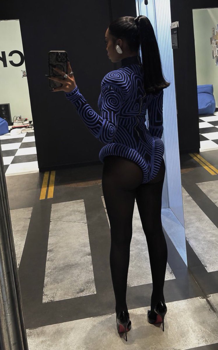ivyankin's tweet photo. The Blueprint 💙
 OLANDRIA OFF-WHITE 10x10  #OlandriaxOffWhite https://t.co/GWVdVLwnVr