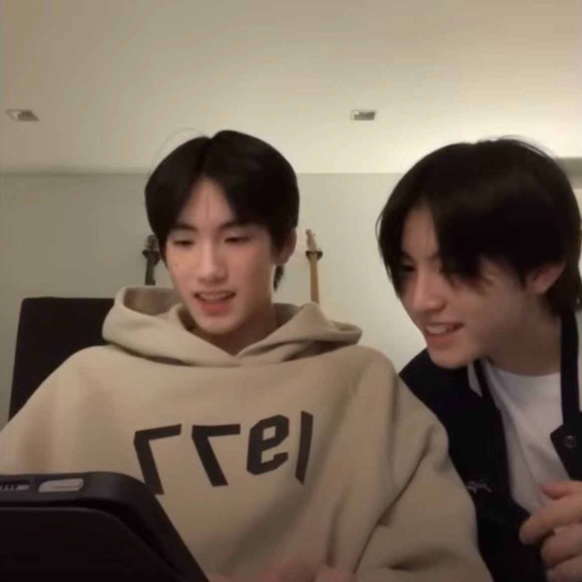 phophisaw199x's tweet photo. อยู่กับฉันได้ไหม ให้แก่เฒ่าเป็นตายาย https://t.co/KINMofa9HD