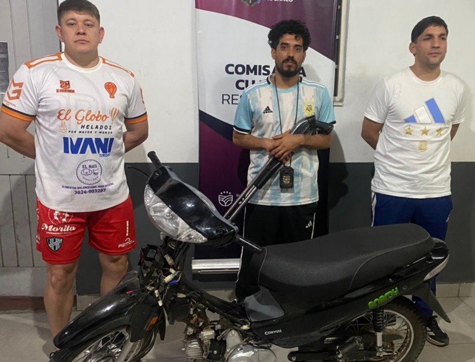 therealbuni's tweet photo. En chaco, unos policías se disfrazaron de chorros, se metieron a la villa y le hicieron una entradera a los ladrones kjj

Asi recuperaron una moto robada

100 años de perdon https://t.co/RF1lGsoY8Q