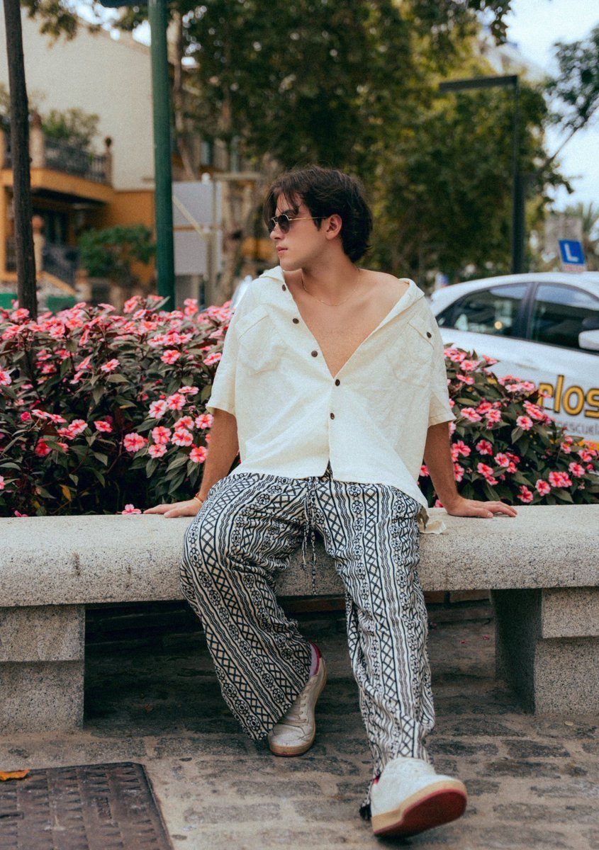 adoreamburu's tweet photo. alejandro con ese outfit ♥︎^♥︎ https://t.co/CAAxhaBgWb
