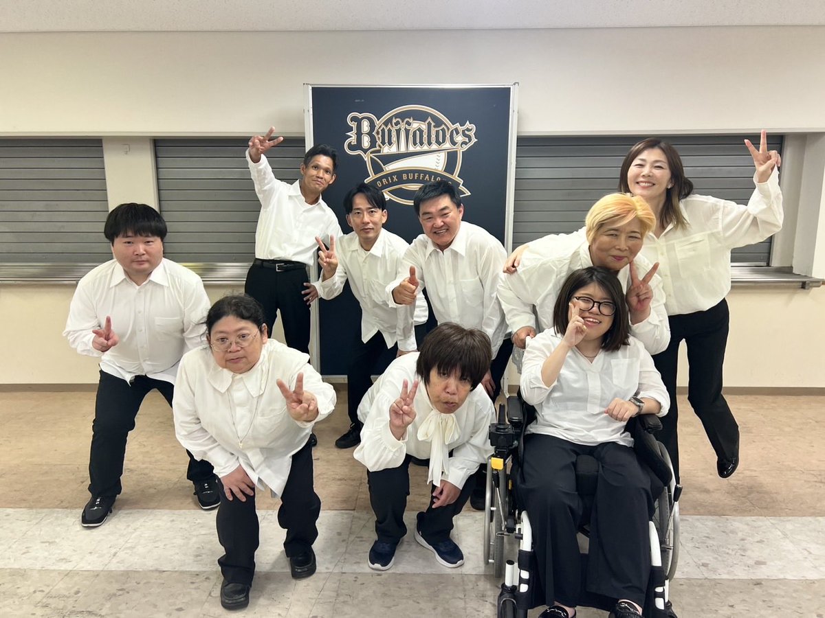 casasoleil's tweet photo. 🎤✨Conversation Singers 活動報告✨
オリックス対ロッテの試合で、Conversation Singersとして、京セラドーム大阪で国歌斉唱！🇯🇵
大きな会場で歌う貴重な機会。みんなで心を込めて国歌を歌いました🎶
たくさんの方が見守る中、緊張しながらも一人ひとりが想いを込めて歌唱。 https://t.co/lSjKqDuMEt