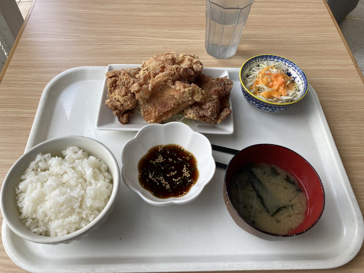 HenemoneR's tweet photo. 某所で唐揚げ定食
唐揚げがデカイ😅 https://t.co/x0QKlwXFwd