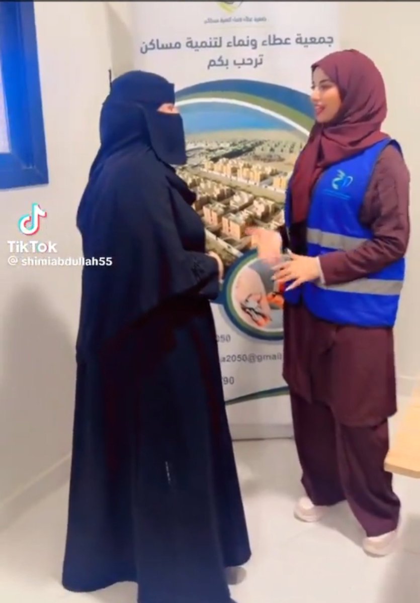 AkwnMw33633's tweet photo. من المفترض أن الشرعية اليمنية ترسلك لتغطية الجبهات ومايحدث باليمن بما أن لك خبرة في صفوف الحوثيين لمدة 12 عام في مناصرتهم والتعاون معهم في شتم المملكة العربية السعودية.. حسب كلامك الشرعية اليمنية من طلبت منك الذهاب إلى الرياض وعلى ذلك علامة استفهام وتعجب كبيرة⁉️ 
لا نعلم هل الشرعية اليمنية تعلم أن لدينا وزارة إعلام ومراسلين يغطون كآفة الفعاليات بالمملكة العربية السعودية أو لا تعلم بذلك؟؟
طبعاً بفضل لله لا يوجد لدينا نقص في الكادر الإعلامي أبدا حتى نستعين بالكوادر الخارجية ممن يجيدون ارتداء الأقنعة والتلون كالحرباء و هذا العمل ضد بنات الوطن ومحاربتهم في العمل وهم الأحق به .. وصل الأمر إلى أن تزور جميعات وتسلم مواطنات سكن !!
 للأمانة شيء غريب عجيب وهذا تغلغل خطير على النسيج السعودي يجب الحذر منها .. 

والله وبالله وتالله أنه صدق الأخ  @saadshflout888 في كل ماقاله
