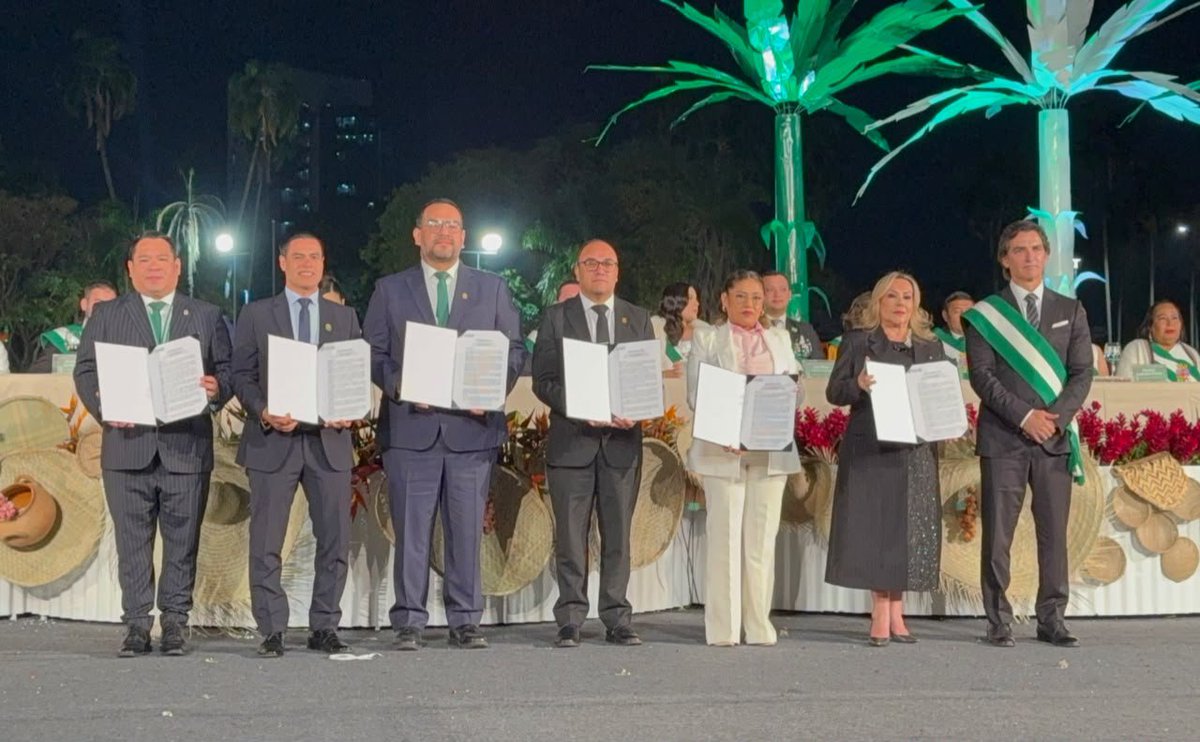 FGE_Bolivia's tweet photo. 📍FISCAL GENERAL RECIBE RECONOCIMIENTOS POR SU TRAYECTORIA Y APORTE A LA JUSTICIA EN EL MARCO DE LOS ACTOS POR EL 216 ANIVERSARIO DE LA GESTA LIBERTARIA DE SANTA CRUZ

https://t.co/k0bflao10a

#EcosistemaROMA
#MinisterioPúblicoBolivia
#RogerMariacaFiscalGeneral https://t.co/Fi0JKg30sd