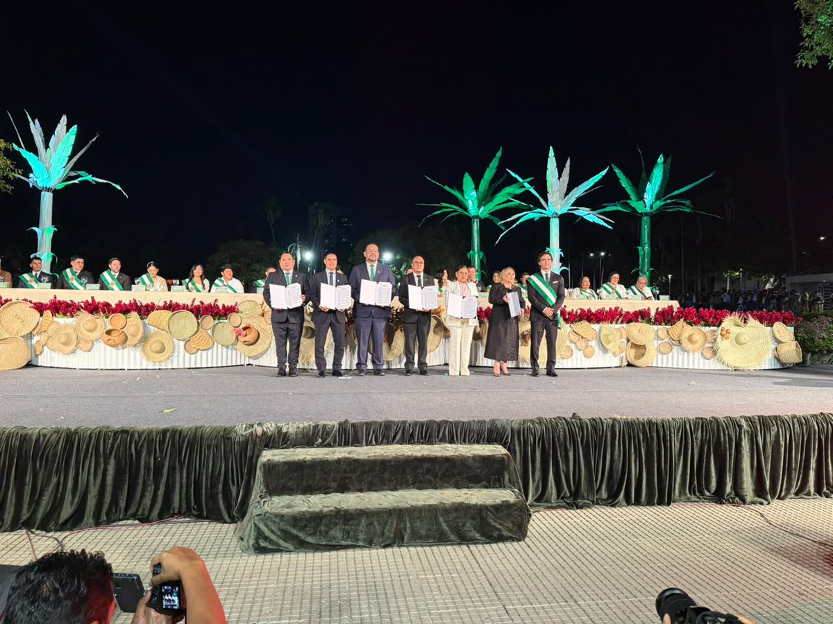 FGE_Bolivia's tweet photo. 📍FISCAL GENERAL RECIBE RECONOCIMIENTOS POR SU TRAYECTORIA Y APORTE A LA JUSTICIA EN EL MARCO DE LOS ACTOS POR EL 216 ANIVERSARIO DE LA GESTA LIBERTARIA DE SANTA CRUZ

https://t.co/k0bflao10a

#EcosistemaROMA
#MinisterioPúblicoBolivia
#RogerMariacaFiscalGeneral https://t.co/Fi0JKg30sd