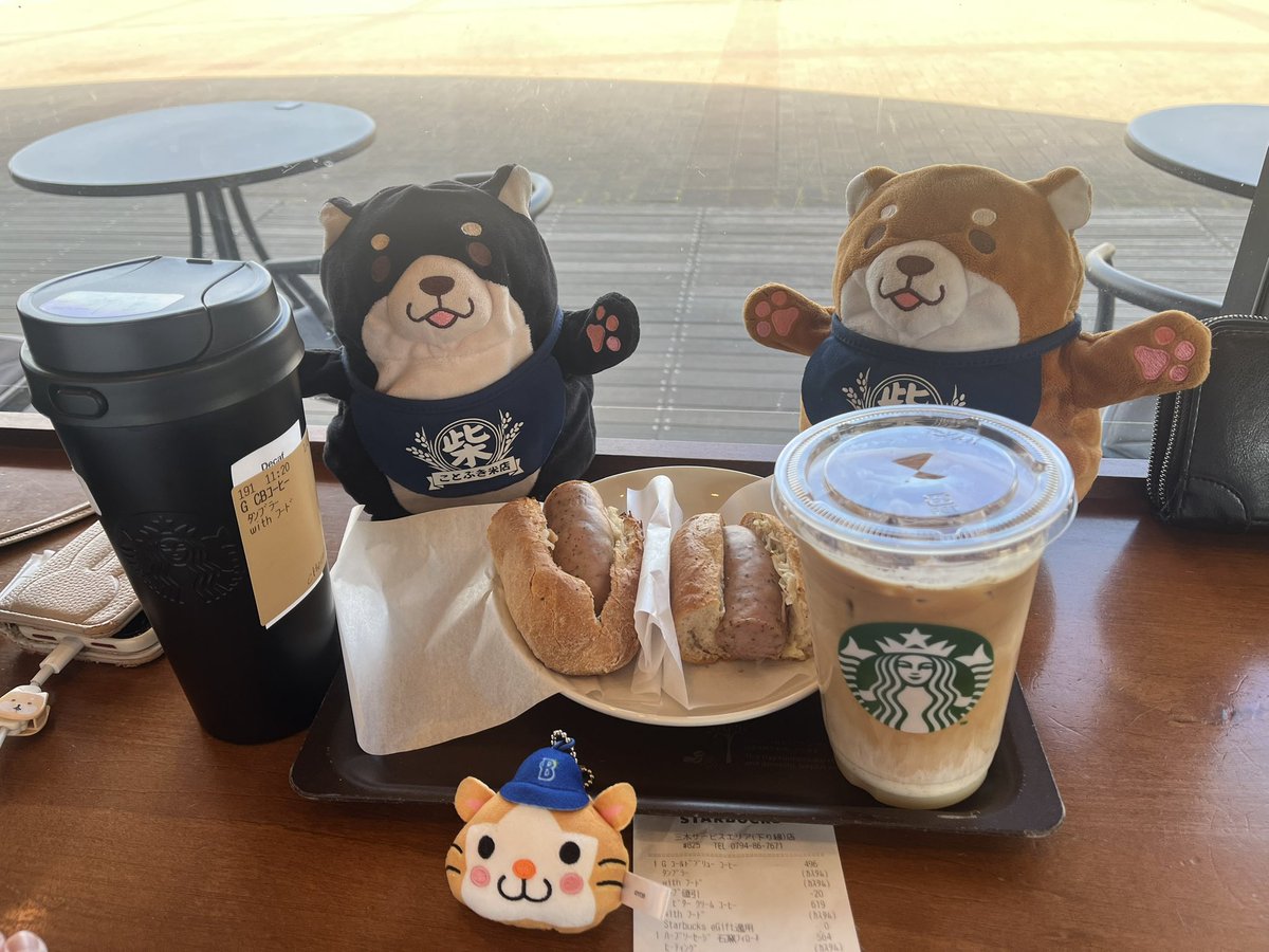 tomozo_p_union's tweet photo. 9月24日遠出します。
#三木SA の
#スタバ で小休止
ドリンクはビターミルクコーヒーとコールドブリュー
フードはハーブソーセージ石窯フィローネをオーダー
まだまだ序盤です。
目的地まで安全運転で行きましょう❗️
#忠犬もちしば https://t.co/JdhXp7Khtv