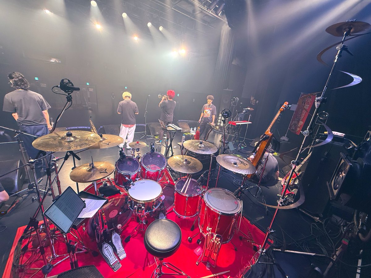 kunito_'s tweet photo. 2026.9.18
結成20周年記念ライブ
「#カルメラ成人式」大阪編
心斎橋 BIG CAT

なんとこの日は、レジェンドドラマー
菅沼孝三さんのドラムセットをお借りして演奏させていただきました。

快くこの大切なドラムセットをお貸しくださったケッチー藤原さん、本当にありがとう���ざいました。

ケッチーさんとのご縁を繋いでくださったYAMAHA田崎さんも、ありがとうございました。

菅沼孝三さんの音楽人生の一部でもある楽器を、こうして自分の大切なステージで叩かせていただけたこと、本当に光栄でした。

#Calmera #カルメラ
#Calmera20thAnniversary

#きたいくにと #KunitoKitai
#Zildjian #YAMAHADrums
#菅沼孝三 #ケッチー藤原

Photo by @kohey0014