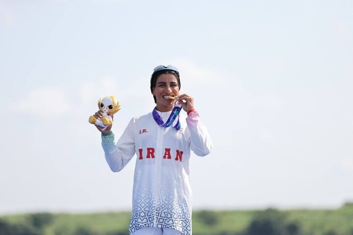 isna_farsi's tweet photo. زنان روئینگ ایران در ناگویا درخشیدند | فاطمه مجلل با کسب طلای رویینگ سبک‌وزن زنان به نخستین طلای بانوان ایران در این بازی‌ها دست یافت، زینب نوروزی و کیمیا زارعی نیز در دونفره سبک‌وزن زنان قهرمان شدند و تیم چهارنفره زنان با ترکیب جاور، فخری، ملکی و کامیاب مدال نقره گرفت https://t.co/rksojZXuIW