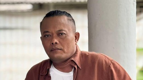 LambeSahamjja's tweet photo. sule pasrah udah jarang tampil di tv:
- sule ngaku jarang di tv bukan karena nolak tawaran 
- tapi emang belum ada kesempatan yg dateng
- dia bilang kalau ada tawaran ya pasti mau tapi 
- sekarang emang lagi ga ada
- sule milih pasrah dan syukurin apa yg ada sekarang let it flow aja
- buat komedi komedi baru masih belum ada juga tergantung konsep dan maunya penonton kayak apa