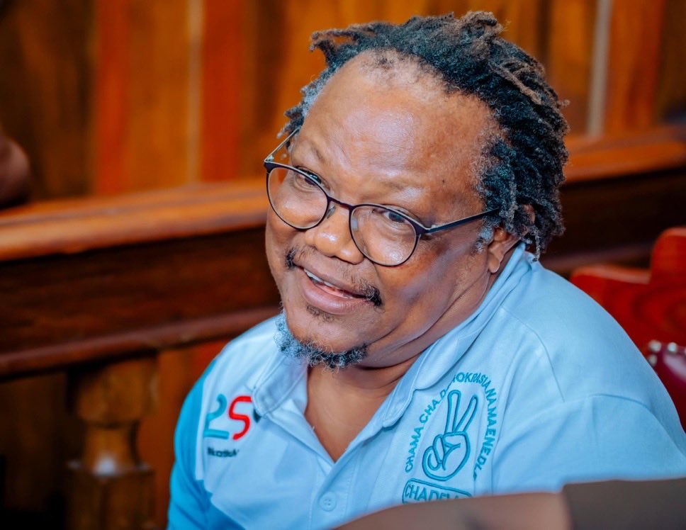 MayonLaizer's tweet photo. Nimekusoma kwa miaka mingi. Leo, kupitia final submission yako, nimeona tena kwa nini nimekuwa nikikuchukulia kama kitabu cha kujifunza—hasa kuhusu ujasiri wa kusimama na kutetea unachoamini kuwa ni kweli.

Mungu akipenda, utaendelea kuishi na kushuhudia ukuu wake.

Tundu Lissu—si muhaini.

Wenye utu, semeni Amina.