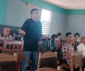 LuisElmis48849's tweet photo. Yoel Pérez García, 1er Secretario del PCC en #Gtmo, intercambió con estudiantes, profesores y cuadros de #Maisí. Impulsan un Grupo asesor para estudiar la Estrategia de Desarrollo Local y aplicar las 176 transformaciones. #UnidosXCuba #GuantanamoNoSeDetiene https://t.co/R0cZeG4Za1