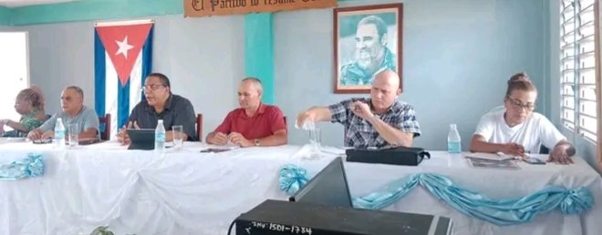 LuisElmis48849's tweet photo. Yoel Pérez García, 1er Secretario del PCC en #Gtmo, intercambió con estudiantes, profesores y cuadros de #Maisí. Impulsan un Grupo asesor para estudiar la Estrategia de Desarrollo Local y aplicar las 176 transformaciones. #UnidosXCuba #GuantanamoNoSeDetiene https://t.co/R0cZeG4Za1