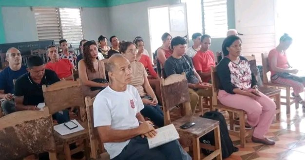 LuisElmis48849's tweet photo. Yoel Pérez García, 1er Secretario del PCC en #Gtmo, intercambió con estudiantes, profesores y cuadros de #Maisí. Impulsan un Grupo asesor para estudiar la Estrategia de Desarrollo Local y aplicar las 176 transformaciones. #UnidosXCuba #GuantanamoNoSeDetiene https://t.co/R0cZeG4Za1