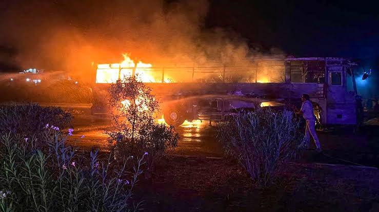 TheNewsAgency1's tweet photo. Nine Killed, Several Injured as Tourist Bus Catches Fire in Greater Noida
https://t.co/jAY3Bcarhu यमुना एक्सप्रेसवे @noidapolice @DCPGreaterNoida @OfficialGNIDA @Yamunaresidents @Uppolice @dgpup @CMOfficeUP BREAKING NEWS ग्रेटर नोएडा https://t.co/HzO4RK3GMa