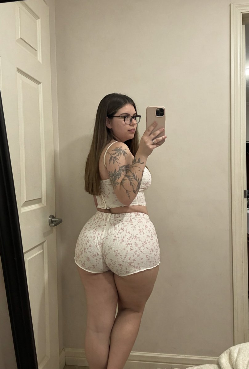 chloeloovelyy's tweet photo. just a casual reminder that i’m here😊 https://t.co/9vsJnypiFa