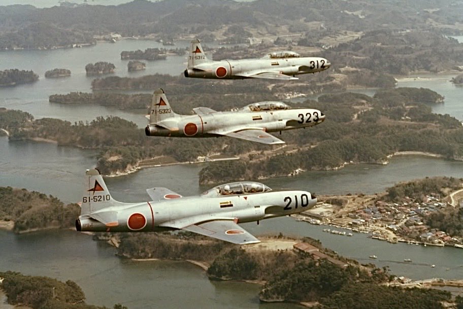 0w2pmY8c6oJ292i's tweet photo. 昔、松島基地で勤務していた同期から貰った浜松基地へ移動する前の第35飛行隊のT-33A
ノーチップの3機編隊は激レアもの
#t33a 
#松島基地 https://t.co/uush0xVpSR