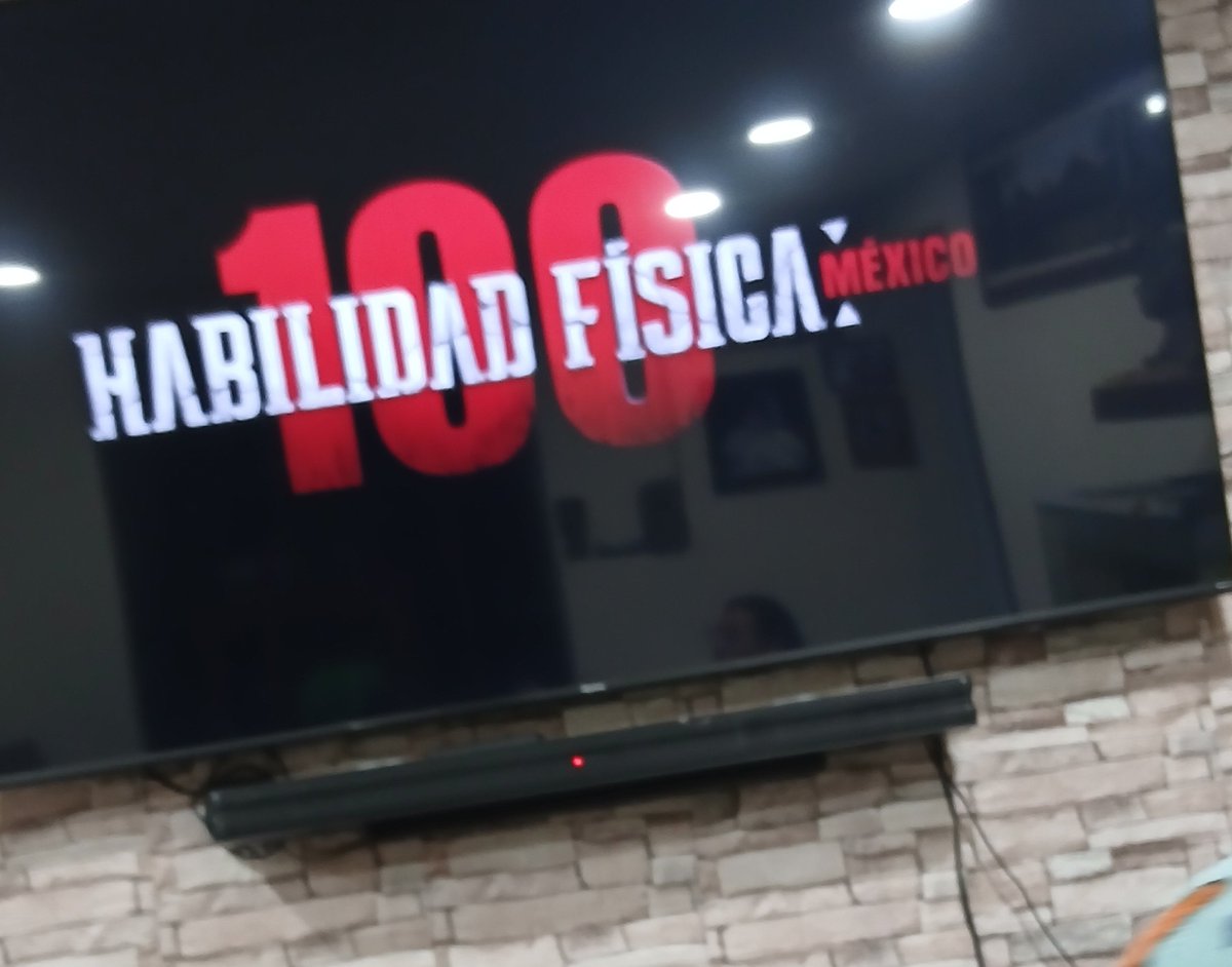 vlrrbls's tweet photo. Recomendadisimo esté programa, que cañón ser de los 100 mejores en México, futbolistas, luchadores, militares, de construcción y muchísimos más. Ver la fuerza física y mental para todas las pruebas tan cañonas que les pusieron, mis respetos. ¡Eso es México, carajo! 👏🏻 https://t.co/b1u03FDgCw