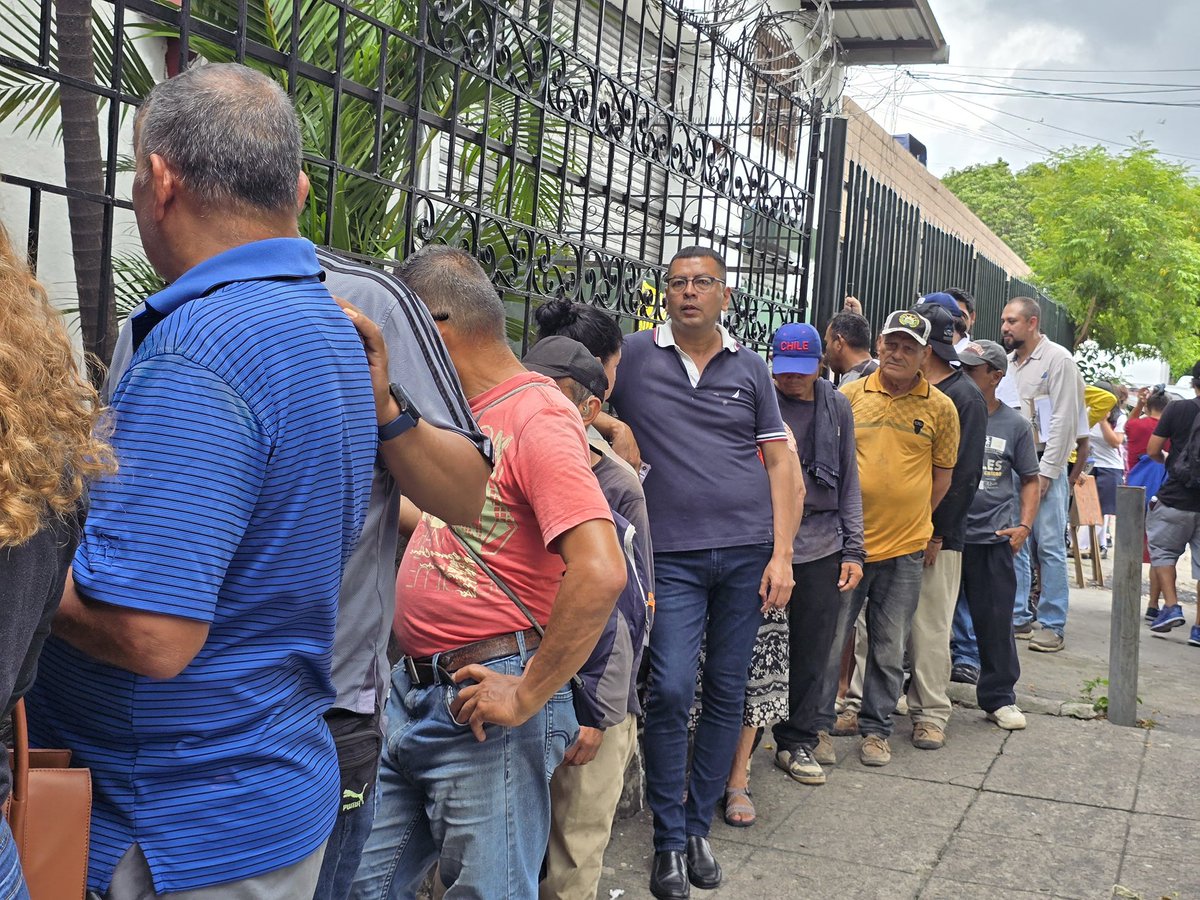ArdonCandy's tweet photo. Hoy fue una jornada más del Programa Mesa Solidaria.

Compartiendo con trabajadores, familias y personas que necesitan de una mano amiga.

Más allá de un plato de comida, hay organización, esfuerzo y voluntad de servir. 

Ver cómo estos espacios se llenan de gente nos recuerda que cuando nos organizamos y trabajamos juntos.

Podemos generar apoyo real para quienes más lo necesitan.