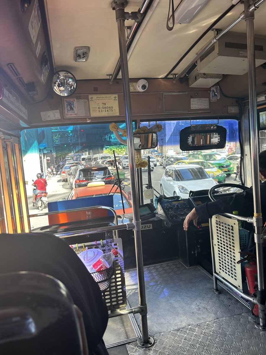 MJ13_JP's tweet photo. 【車窓シリーズ②バンコクの路線バス】
バンコクには、エアコンがあるバスとないバスが走っています。エアコンがないバスは窓が開けっぱなしで風で涼をとるスタイルです。
土地勘を要することから利用が難しいとよく言われますが、上手く使えば電車でカバーしきれない場所にも安く行くことができます👍 https://t.co/qu2GUWYSrx