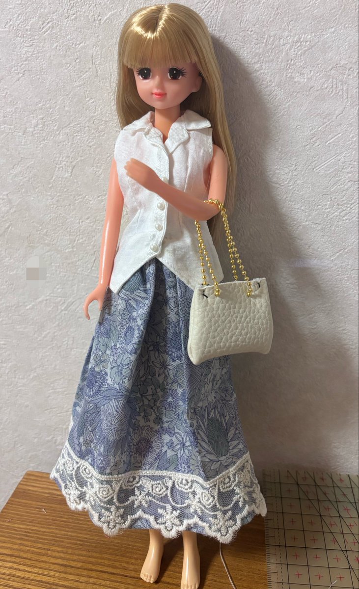 anzooko0520's tweet photo. ジェニーちゃんにスカートとバッグを作りました☺️ 下手ですが一応着れる形になって良かった☺️ https://t.co/qvlVoABBBg