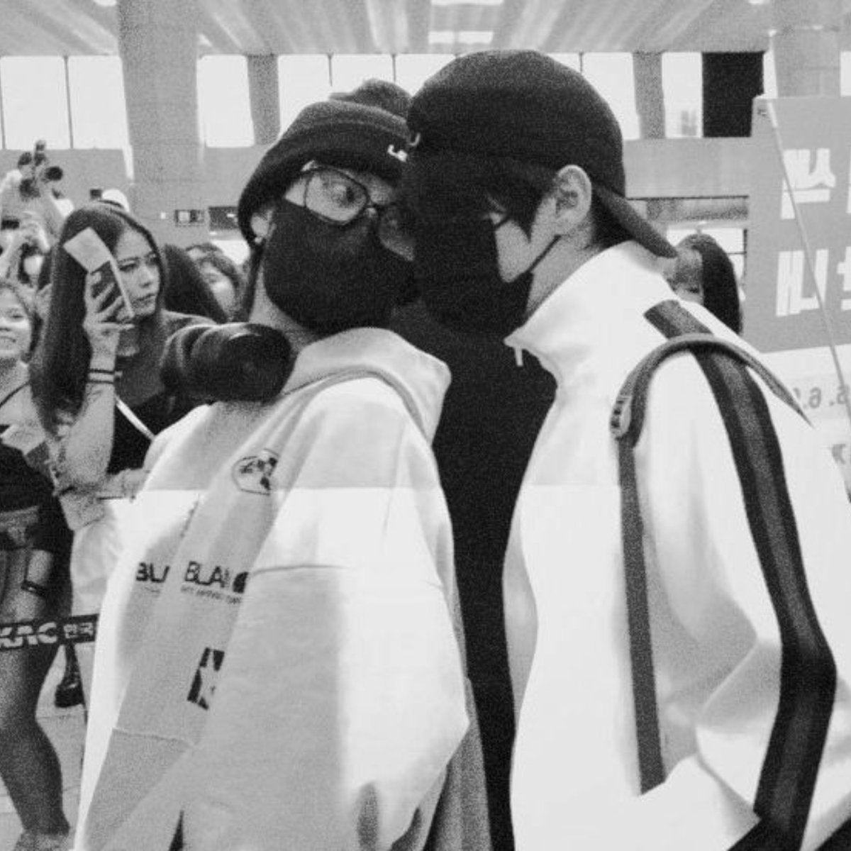linussporang's tweet photo. #minsung short au – undelivered messages.
han e minho vivem dias bons demais para parecerem tão breves. minho deixa uma chama acesa em han e desaparece sem explicação. agora, entre a saudade e a incerteza, han decide esperar, mesmo sem saber se minho pretende voltar. https://t.co/ybD8SHx2m4