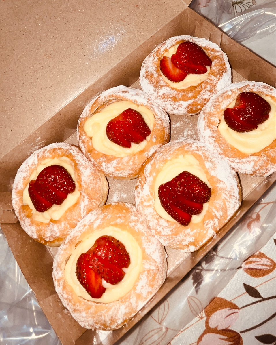 matchaaakk's tweet photo. mana dipuji mulu katanya “kuenya menarik bgt udah gitu enaak  juga, MasyaAllah pinter bgt emg istriku” 👉🏻👈🏻
padahal cuma donat susu topping strawberry gini wkwk tapi emang enaak sih rasa makan donat versi unik, fla susunya enak bgttt masuk surgalah ownernya udh nyiptain ini🤚🏻😩💗 https://t.co/ucIzdatj48