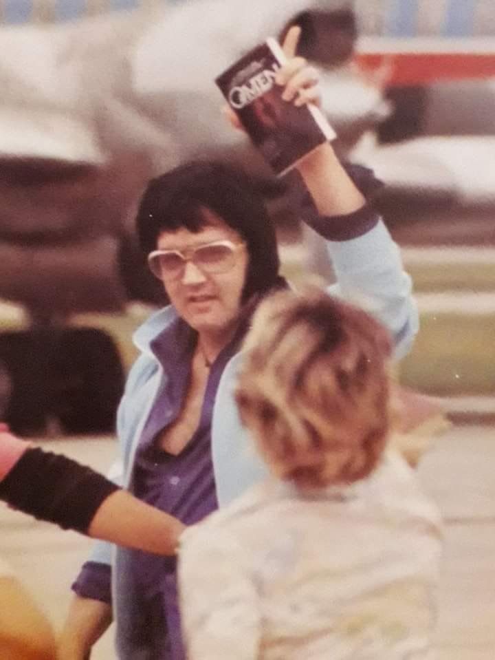 BodySnatchers79's tweet photo. Elvis holding up the novelization of THE OMEN https://t.co/ODekEEmQ3d