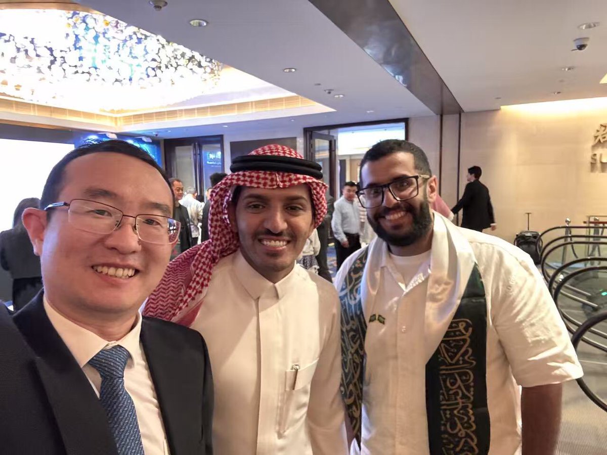 humamu's tweet photo. تشرفت بحضور الاحتفاء باليوم الوطني السعودي ببكين وسعيد جدا بلقاء المعلمين والمعلمات السعوديين الدارسين في جامعتنا، خاصة مع أبو سُرى. https://t.co/2nF1JQITPy