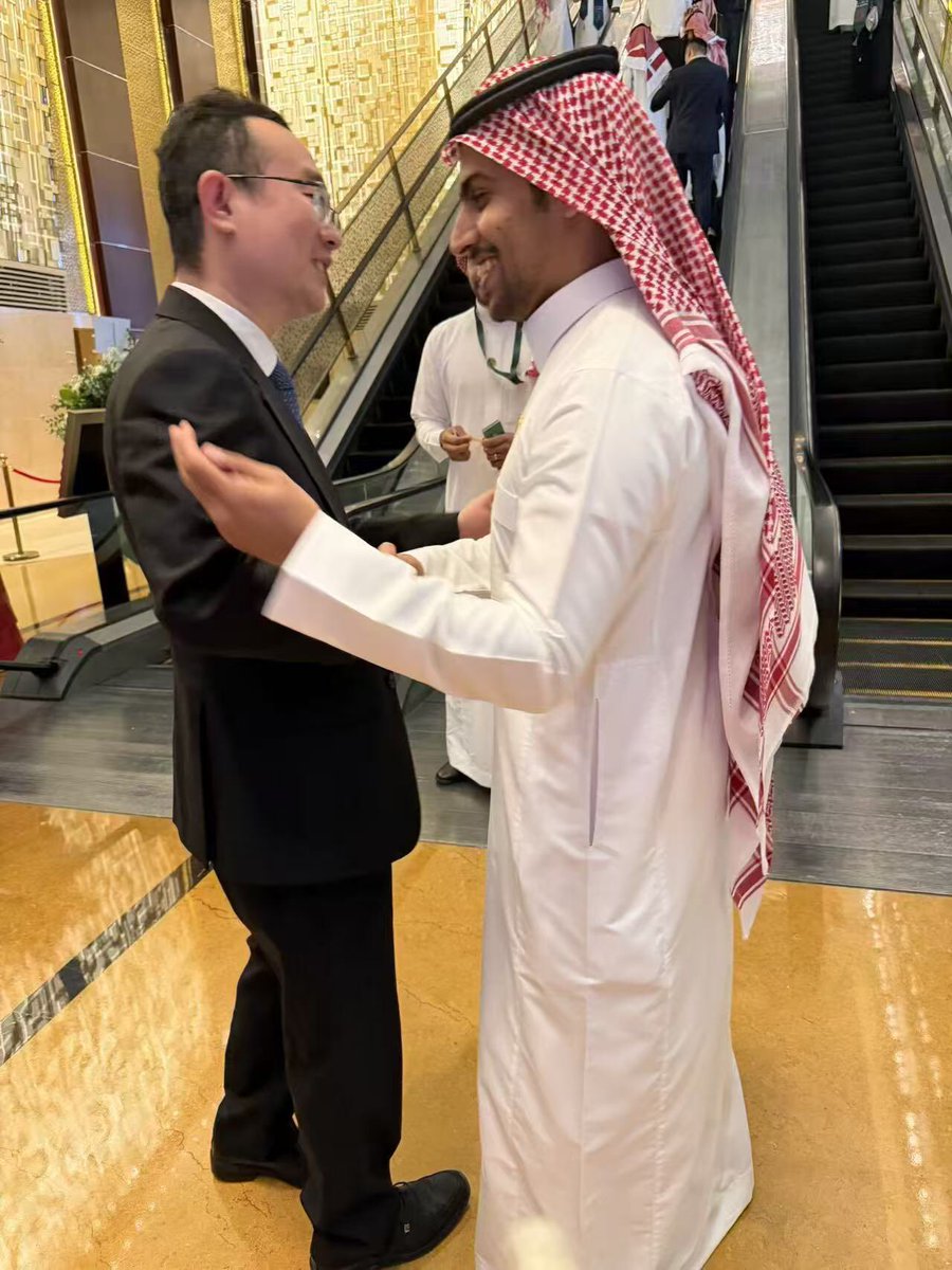 humamu's tweet photo. تشرفت بحضور الاحتفاء باليوم الوطني السعودي ببكين وسعيد جدا بلقاء المعلمين والمعلمات السعوديين الدارسين في جامعتنا، خاصة مع أبو سُرى. https://t.co/2nF1JQITPy
