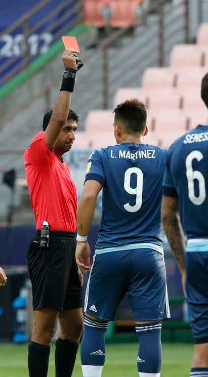 Scalonados's tweet photo. A Lautaro lo expulsaron en un Mundial Sub-20, en el partido contra Inglaterra, por un codazo. Hace dos meses hizo el gol que más grité en mi vida con la Selección Mayor, A LOS INGLESES. Cómo vas a putear a los pibes? https://t.co/bhcWyq9DLO