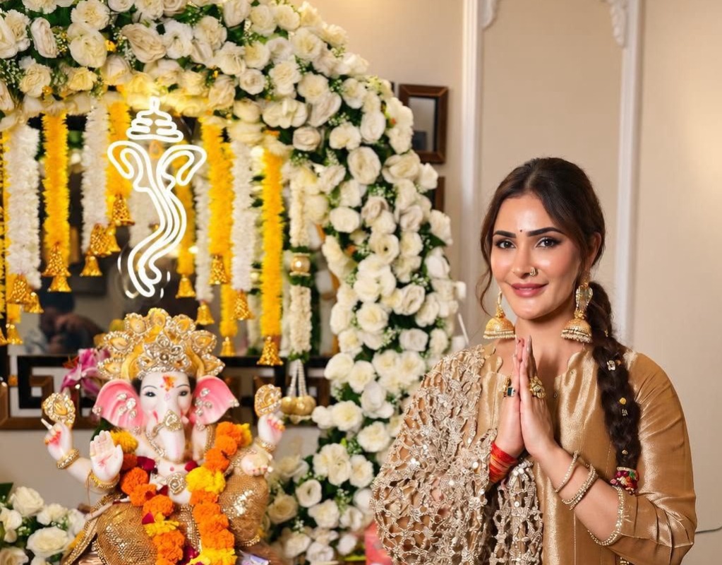 NewsStar69313's tweet photo. Devotion, Beauty And Festive Spirit Come Alive At Alankrita Sahai’s Ganpati Celebration.
#Devotion #Beauty #Festive #Spirit #Come #Alive #Alankrita #Sahai’s #Ganpati #Celebration
https://t.co/EgQDWrUN7j https://t.co/2c4bkhTPC9